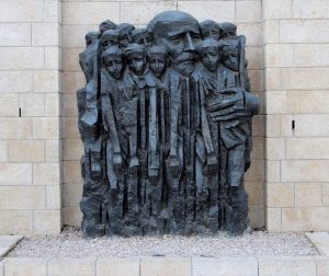 Yad Vashem: Monumento a Janusz Korczak nella piazza a lui dedicata (fonte: Wikipedia)